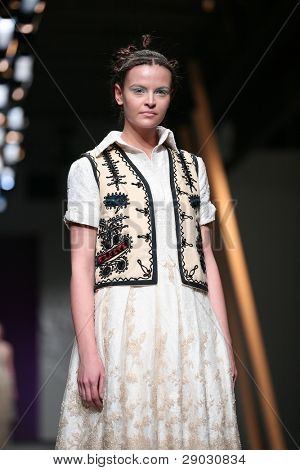 ซาเกร็บ โครเอเชีย - 1 เมษายน: แบบแฟชั่นเสื้อผ้าเสื้อผ้าทำ โดย Boris Pavlin 'Croaporter' แสดง Ap