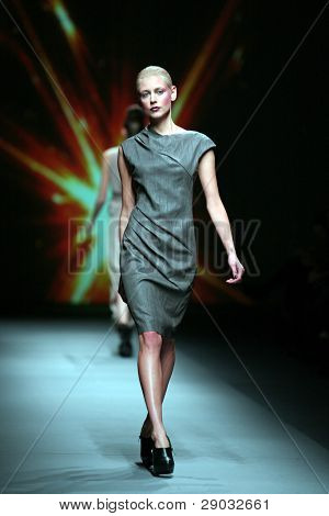 ซาเกร็บ โครเอเชีย - 20 ตุลาคม: แบบแฟชั่นเสื้อผ้าเสื้อผ้าทำ โดย Maar ไฟเอตนาใน 'Croaporter' องศาเซลเซียส