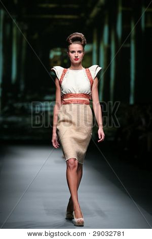 ซาเกร็บ โครเอเชีย - 20 ตุลาคม: แบบแฟชั่นเสื้อผ้าเสื้อผ้าที่ทำใน 'Croaporter' โดย Boris Pavlin 