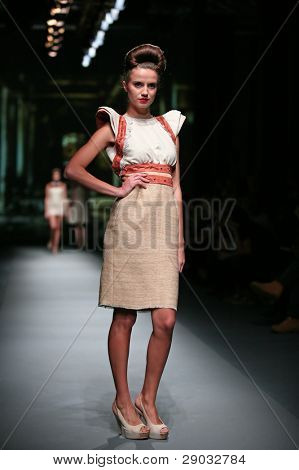 ซาเกร็บ โครเอเชีย - 20 ตุลาคม: แบบแฟชั่นเสื้อผ้าเสื้อผ้าที่ทำใน 'Croaporter' โดย Boris Pavlin 