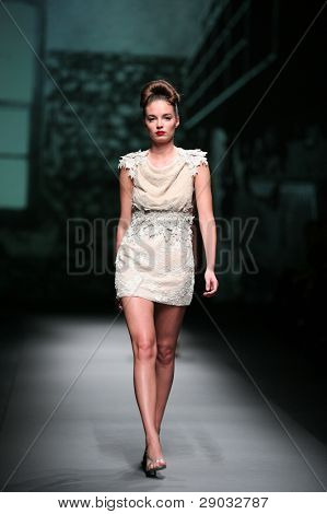 ซาเกร็บ โครเอเชีย - 20 ตุลาคม: แบบแฟชั่นเสื้อผ้าเสื้อผ้าที่ทำใน 'Croaporter' โดย Boris Pavlin 