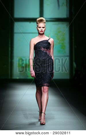 ซาเกร็บ โครเอเชีย - 20 ตุลาคม: แบบแฟชั่นเสื้อผ้าเสื้อผ้าที่ทำใน 'Croaporter' โดย Boris Pavlin 