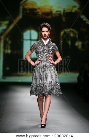 ซาเกร็บ โครเอเชีย - 20 ตุลาคม: แบบแฟชั่นเสื้อผ้าเสื้อผ้าที่ทำใน 'Croaporter' โดย Boris Pavlin 