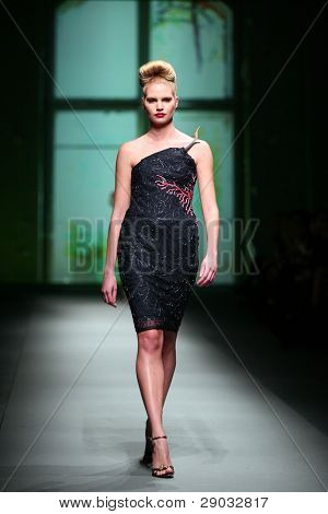 ซาเกร็บ โครเอเชีย - 20 ตุลาคม: แบบแฟชั่นเสื้อผ้าเสื้อผ้าที่ทำใน 'Croaporter' โดย Boris Pavlin 