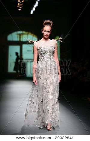 ซาเกร็บ โครเอเชีย - 20 ตุลาคม: แบบแฟชั่นเสื้อผ้าเสื้อผ้าที่ทำใน 'Croaporter' โดย Boris Pavlin 