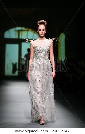ซาเกร็บ โครเอเชีย - 20 ตุลาคม: แบบแฟชั่นเสื้อผ้าเสื้อผ้าที่ทำใน 'Croaporter' โดย Boris Pavlin 