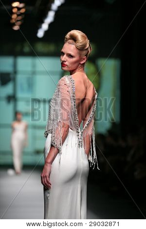 ซาเกร็บ โครเอเชีย - 20 ตุลาคม: แบบแฟชั่นเสื้อผ้าเสื้อผ้าที่ทำใน 'Croaporter' โดย Boris Pavlin 