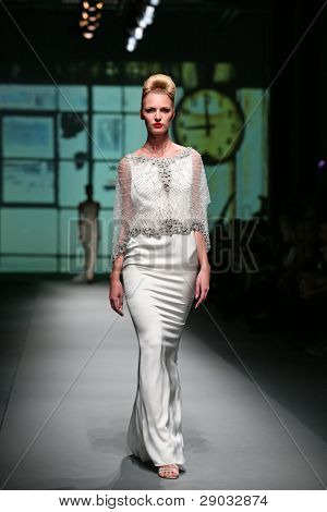 ซาเกร็บ โครเอเชีย - 20 ตุลาคม: แบบแฟชั่นเสื้อผ้าเสื้อผ้าที่ทำใน 'Croaporter' โดย Boris Pavlin 