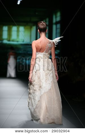 ซาเกร็บ โครเอเชีย - 20 ตุลาคม: แบบแฟชั่นเสื้อผ้าเสื้อผ้าที่ทำใน 'Croaporter' โดย Boris Pavlin 