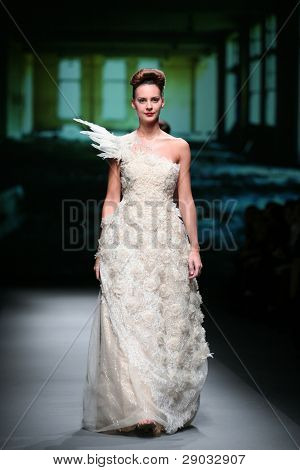 ซาเกร็บ โครเอเชีย - 20 ตุลาคม: แบบแฟชั่นเสื้อผ้าเสื้อผ้าที่ทำใน 'Croaporter' โดย Boris Pavlin 