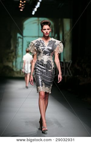 ซาเกร็บ โครเอเชีย - 20 ตุลาคม: แบบแฟชั่นเสื้อผ้าเสื้อผ้าที่ทำใน 'Croaporter' โดย Boris Pavlin 