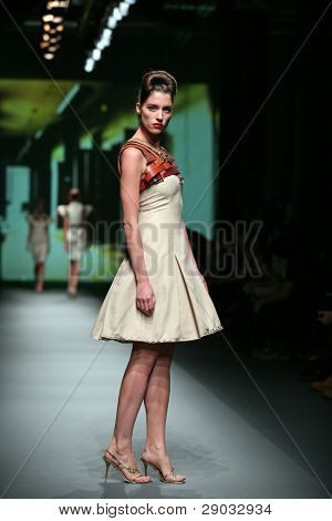 ซาเกร็บ โครเอเชีย - 20 ตุลาคม: แบบแฟชั่นเสื้อผ้าเสื้อผ้าที่ทำใน 'Croaporter' โดย Boris Pavlin 