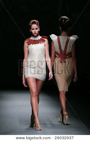 ซาเกร็บ โครเอเชีย - 20 ตุลาคม: แบบแฟชั่นเสื้อผ้าเสื้อผ้าที่ทำใน 'Croaporter' โดย Boris Pavlin 