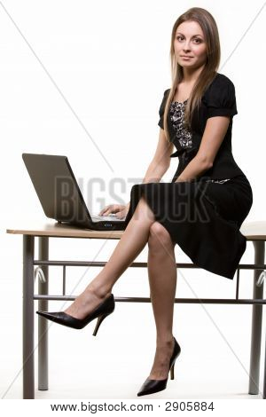 여 자가 책상에 앉아