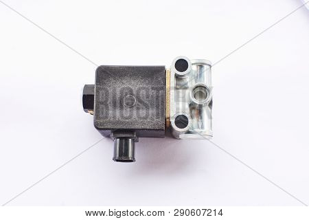 Electromagnetic Control Valve Lifting And Lowering The Body Platform, Opening The Sides Of The Truck