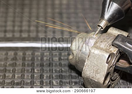 Operator Use Electro Spark Engraving Equipment For Carbide Metal Micro Coating Or Build Up Mass Of P