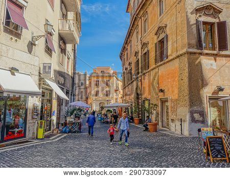Tivoli, Lazio, Italy - September 6, 2017: Lively Scene On A Street In The Italian City Of Tivoli On 