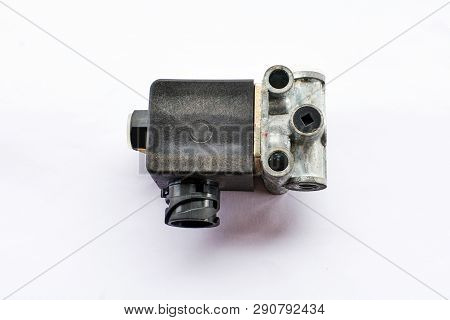 Electromagnetic Control Valve Lifting And Lowering The Body Platform, Opening The Sides Of The Truck