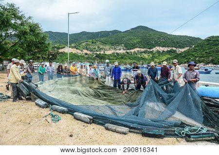 Phan Rang, Vietnam - Jan 27, 2016. Fishermen Working With Fishing Nets In Vinh Hy Bay, Phan Rang, Vi