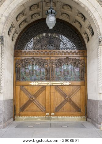 Porta con sculture in legno