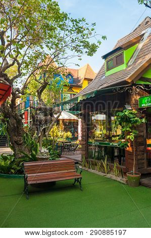 Pattaya, Thailand - December 06, 2018: Bench And Statue Are Near Cafe