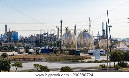 Refinery Plant. The Industries And Petrochemicals Icon.