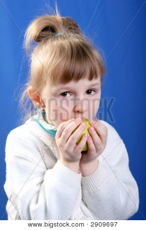 Ragazza mangia la mela