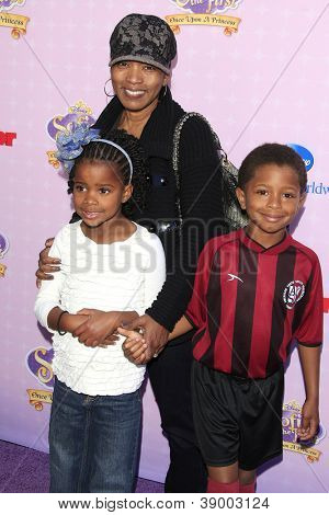 BURBANK - NOV 10: Angela Bassett, tvillingar, Bronwyn Golden och Slater Josiah på premiären av Disney 
