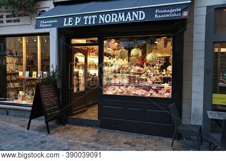 Brussels, Belgium - November 19, 2016: Gourmet Cheese Shop In Brussels Old Town Area. Brussels Is Th
