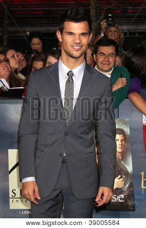 LOS ANGELES - NOV 12: Taylor Lautner dorazí, aby ' The Twilight Saga: Breaking Dawn - část 2 