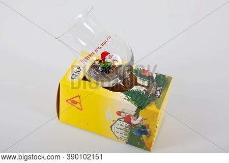 Bordeaux , Aquitaine / France - 10 10 2020 : La Chouffe Glass In Cardboard Box Of Belgium Blonde Bee