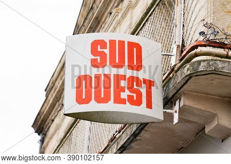 Bordeaux , Aquitaine / France - 10 10 2020 : Sud Ouest Text Sign And Logo Of Local Newspaper On Pres