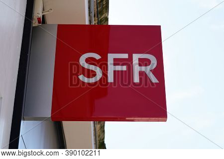 Bordeaux , Aquitaine / France - 10 10 2020 : Sfr Red Text Logo And Sign Front Of French Phone Operat
