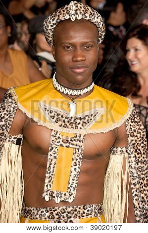 LOS ANGELES, CA - 12. listopadu: Herec Amadou Ly dorazí na premiéře filmu The Twilight Saga: Breakin