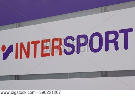 Bordeaux , Aquitaine / France - 10 10 2020 : Intersport Logo And Text Sign Front Of Shop Sporty Reta