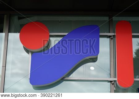 Bordeaux , Aquitaine / France - 10 10 2020 : Intersport Logo Red Blue Sign Front Of Store Sporting G