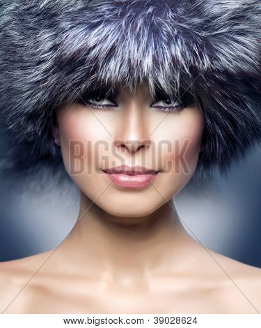 Winter Mädchen. Pelz-Mode. Schöne Frau in Pelzmütze. Frau Winter-Portrait