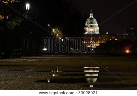 Washington DC, US Capitol Building après la pluie dans la nuit