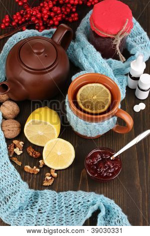 Hilfreiche Tee mit Marmelade für Immunität auf Holztisch Nahaufnahme