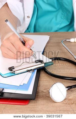 Læge udpege receptpligtig medicin til patienter isoleret på hvid