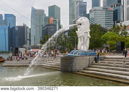 Singapore - December 3, 2019: Mer Lion Statue Fountain In Mer Lion Park Singapore City In Cloudy Wea