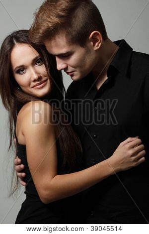 Passione sexy coppia, bella giovane uomo e donna closeup, studio colpo sopra nero