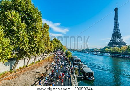 ปารีส ฝรั่งเศส - 14 เมษายน: มาราธอนรอบชิงชนะเลิศระดับที่ปารีสอินเตอร์เนชั่นแนลมาราธอนบน Apri