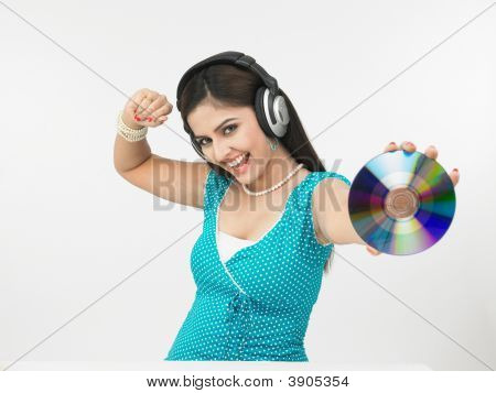 Kvinna njuter musik