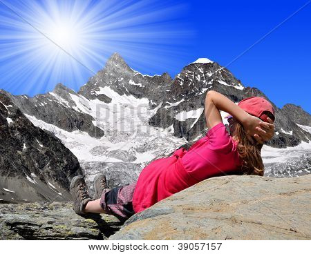 Mädchen Blick auf die schöne Mount Gabelhorn in den Schweizer Alpen
