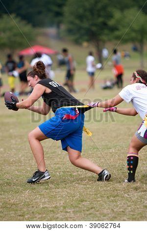 Giocatore di gioco del calcio femminile bandiera ottiene afferrato dal difensore