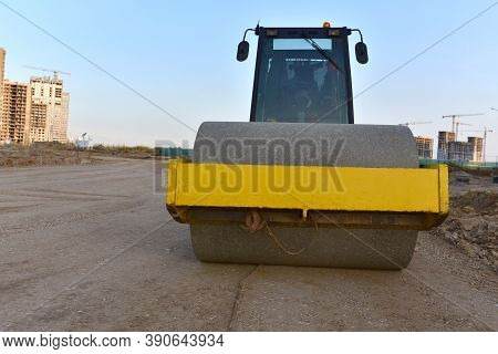 Vibration Single-cylinder Road Roller Leveling The Ground For The Foundation. Soil Compactor For Lay