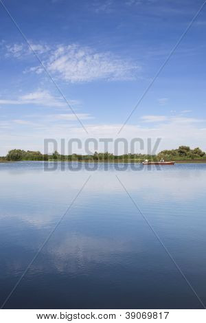 Barca da pesca sul lago.
