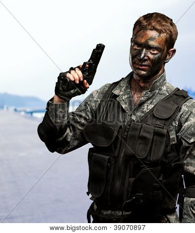 Retrato de pistola soldado sosteniendo a un puerto