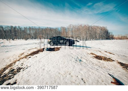 Bmw Advertising, Moscow, 1.11.2018: Demonstration Of A Model Of A Black Car, Cars On A Snow-covered 